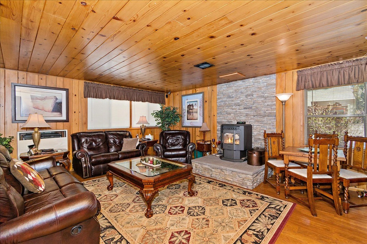 Quail Cove Lakeside Lodge living room — original prior-listing photograph