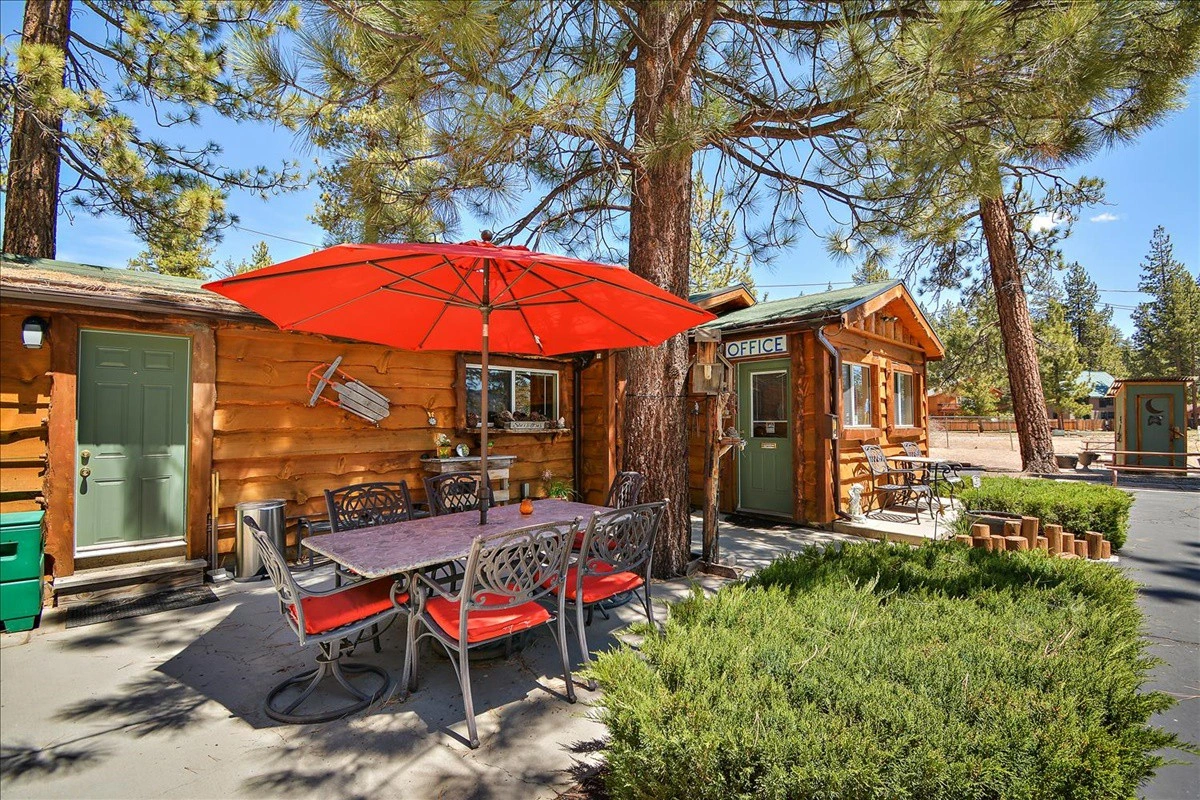 Quail Cove Lakeside Lodge outdoor garden — original prior-listing photograph